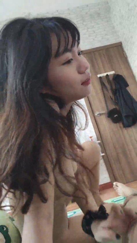 Cô bé nhún mạnh mẽ trên cây cặc khổng lồ đầy thịt.