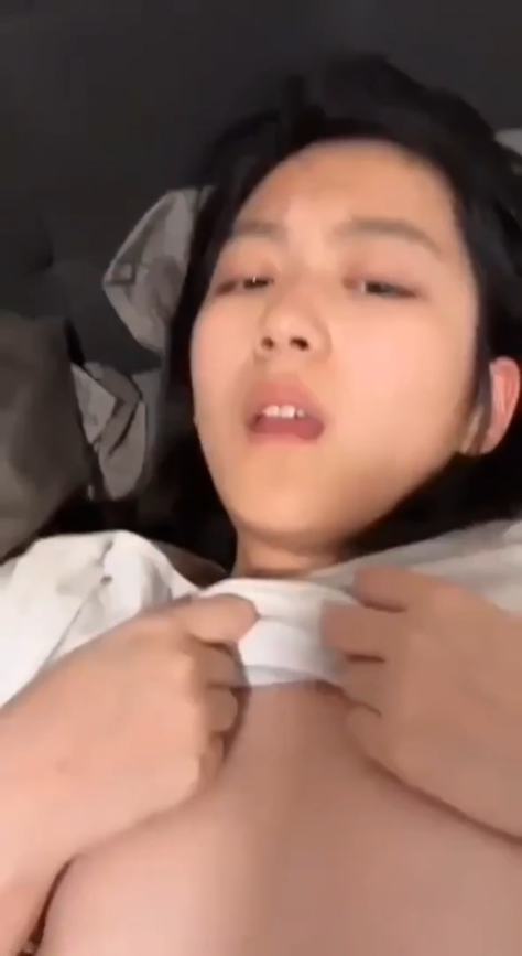 Em gái đeo kính dâm đãng.